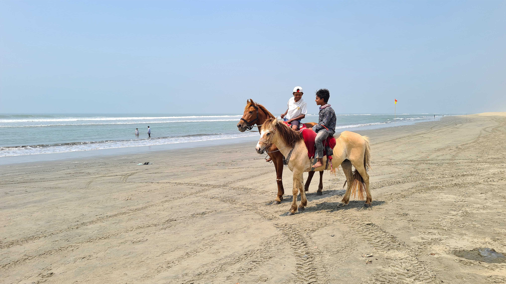 ফাঁকা সৈকত, বিশেষ ছাড়েও নেই পর্যটক